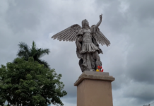 Prefeitura instala esculturas monumentais de arcanjos na Praça do Rosário