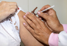 Minas Gerais inicia vacinação contra dengue para profissionais de saúde