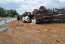 Motorista morre preso às ferragens após carreta capotar na BR-365