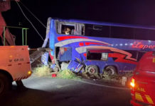 Ônibus com fiéis bate em carreta e deixa dois mortos e mais de 30 feridos na BR-050