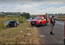 Homem se assusta com mureta e bate carro em carreta na BR-050