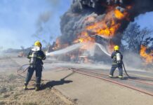 Carreta carregada com 31 toneladas de borracha de pneus fica destruída por um incêndio na BR-365