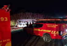 Carreta tomba na BR-365, atinge guarita de ônibus e deixa dois feridos