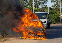 Carro pega fogo enquanto trafegava pela BR-365
