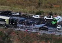 Carga de amaciantes cai na BR-050 e interdita trecho da rodovia em Uberlândia