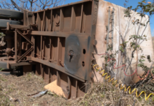 Carreta com 57 toneladas de soja tomba na MGC-497 em Uberlândia