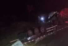 Motorista fica ferido após caminhão carregado com milho capotar na MG-188 em Coromandel