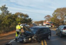 Acidente entre dois veículos deixa trânsito lento na MG-190, em Monte Carmelo