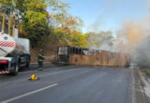 Carreta com remédios pega fogo na BR-040; motorista sai ileso