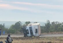 Caminhão tomba no trevo de acesso a Monte Carmelo na manhã dessa quarta-feira (2)