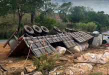 Carreta carregada com soja tomba e motorista morre na rodovia MG-188