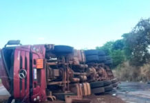 Carreta com 60 mil litros de etanol tomba e provoca interdição total de rodovia em Uberaba