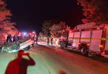 Veículo invade pista da BR-365, bate em carro que capota, deixando cinco pessoas feridas, entre elas uma criança