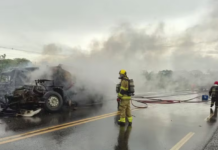 Carretas batem na MGC-497 e veículo pega fogo; equipes fazem resgate